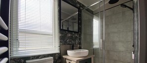 Doccia, asciugacapelli, asciugamani, sapone