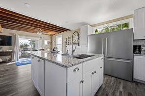 Køleskab, mikrobølgeovn, ovn, kogeplade