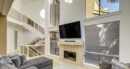 < 2 Mi to Galleria: Spacious Houston Home!