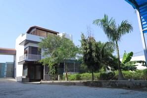 Desk, free WiFi - The Taj Mughal Courtyard Homestay (Agra)