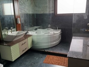 클래식 더블룸, 발코니, 정원 전망 | 욕실 | 샤워기/욕조 결합, 헤어드라이어, 타월, 비누