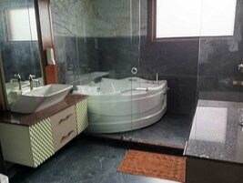 Bañera con ducha, secador de pelo, toallas, jabón