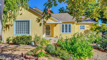 Rumah (4 Bedrooms) | Bagian depan properti