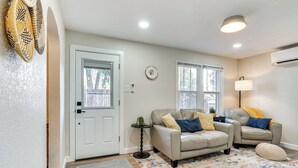 A living room with two leather sofas, a patterned rug, and a small side table with a plant. - 4 Mi to Dtwn: Cozy Home in Pueblo (Pueblo)