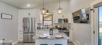 "the Farmhouse": Near Flathead Lake & Skiing