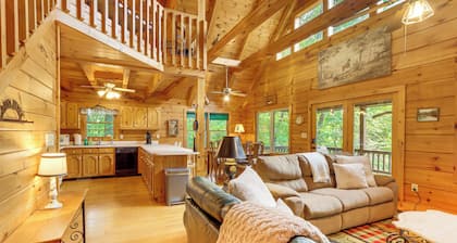 5 Mi to Blue Ridge Lake: Cabin w/ Fire Pit!