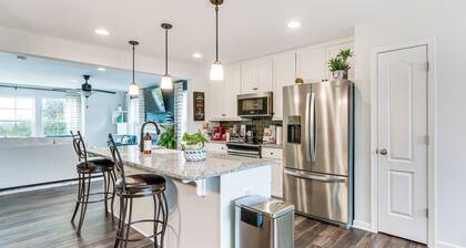 2 Mi to Hollywood Casino: Charles Town Townhome!