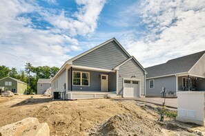 Interior - Walk to Beaches & Parks: Home w/ Deck in Laconia (Laconia)