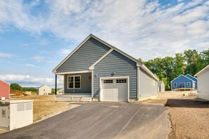 Interior - Walk to Beaches & Parks: Home w/ Deck in Laconia (Laconia)