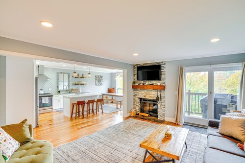 Mtn & Foliage Views: Modern Mount Snow Stay!