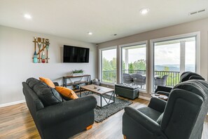 House (3 Bedrooms) | Interior - Nolin Lake Home w/ Decks & Fire Pit in Clarkson! (Clarkson)