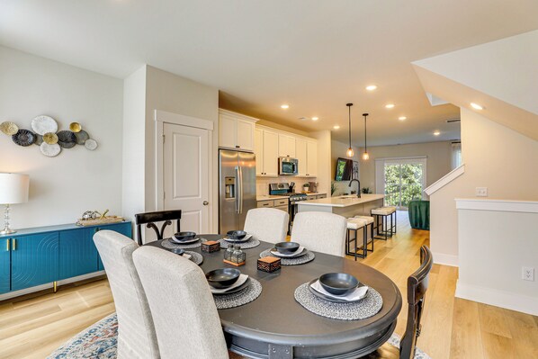 Apartment (3 Bedrooms) | Dining