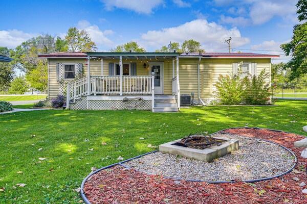 Lake Views & Fireside Bliss: Cecil Cottage W/ Yard - Wisconsin