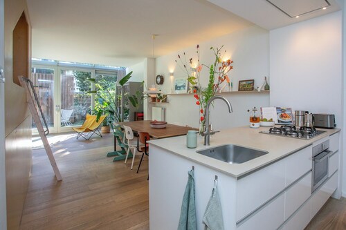 Welcome to this bright home on Oldenbarneveldstaat