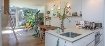 Welcome to this bright home on Oldenbarneveldstaat
