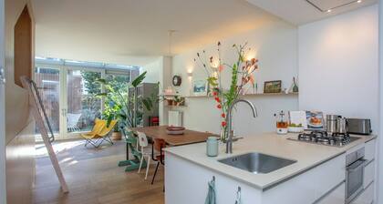 Welcome to this bright home on Oldenbarneveldstaat
