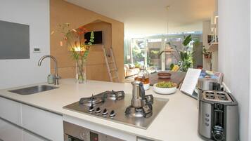 Een magnetron, een oven, een kookplaat, een vaatwasser