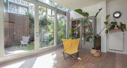 Welcome to this bright home on Oldenbarneveldstaat