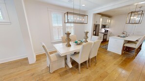 Dining - Stunning Dog Friendly Home Seaside Serenity - Free Golf Cart - Community Pool (Miramar Beach)