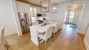 Geladeira, micro-ondas, fogão, cooktop