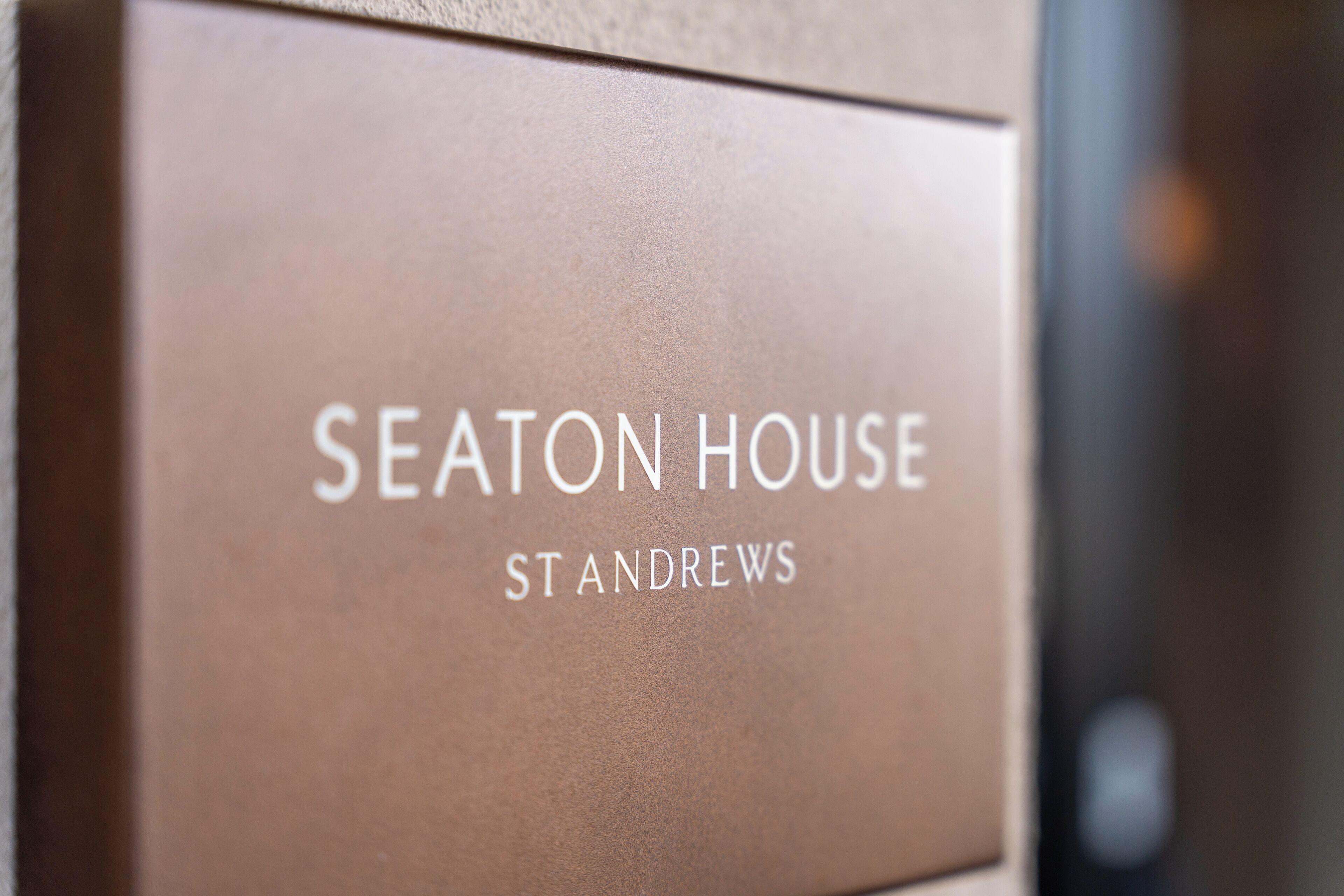 Ein Schild mit dem Text 'SEATON HOUSE ST ANDREWS'.