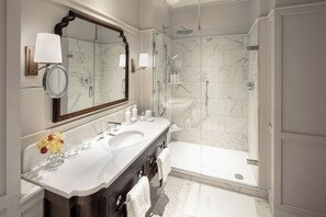 Douche, douche à « effet pluie », articles de toilette de luxe