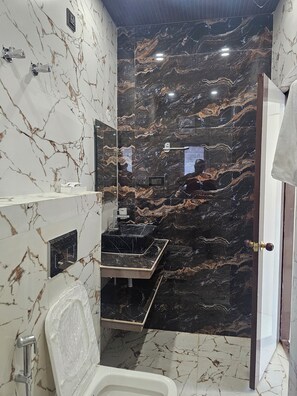 Habitación Deluxe, balcón | Baño | Zapatillas, toallas, jabón y champú