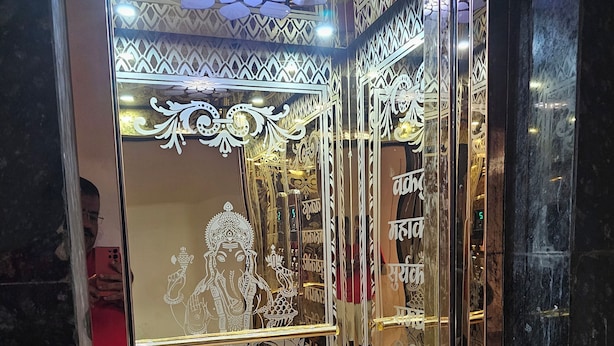 Una entrada de hotel con diseños intrincados y un suelo estampado.