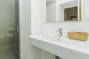 Dusche, Haartrockner, Bidet, Handtücher