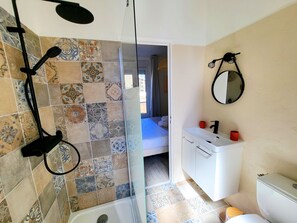 Douche, séchoir à cheveux, serviettes fournies, savon