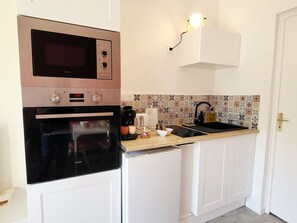 Réfrigérateur, micro-ondes, four, plaque de cuisson