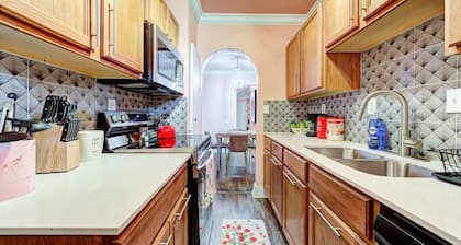 Strawberry Lodge-adorable duplex in central NW OKC