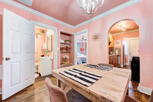 Strawberry Lodge-adorable duplex in central NW OKC