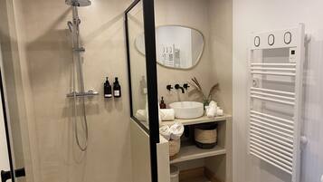 milieuvriendelijk toiletgerief, een haardroger, handdoeken, zeep