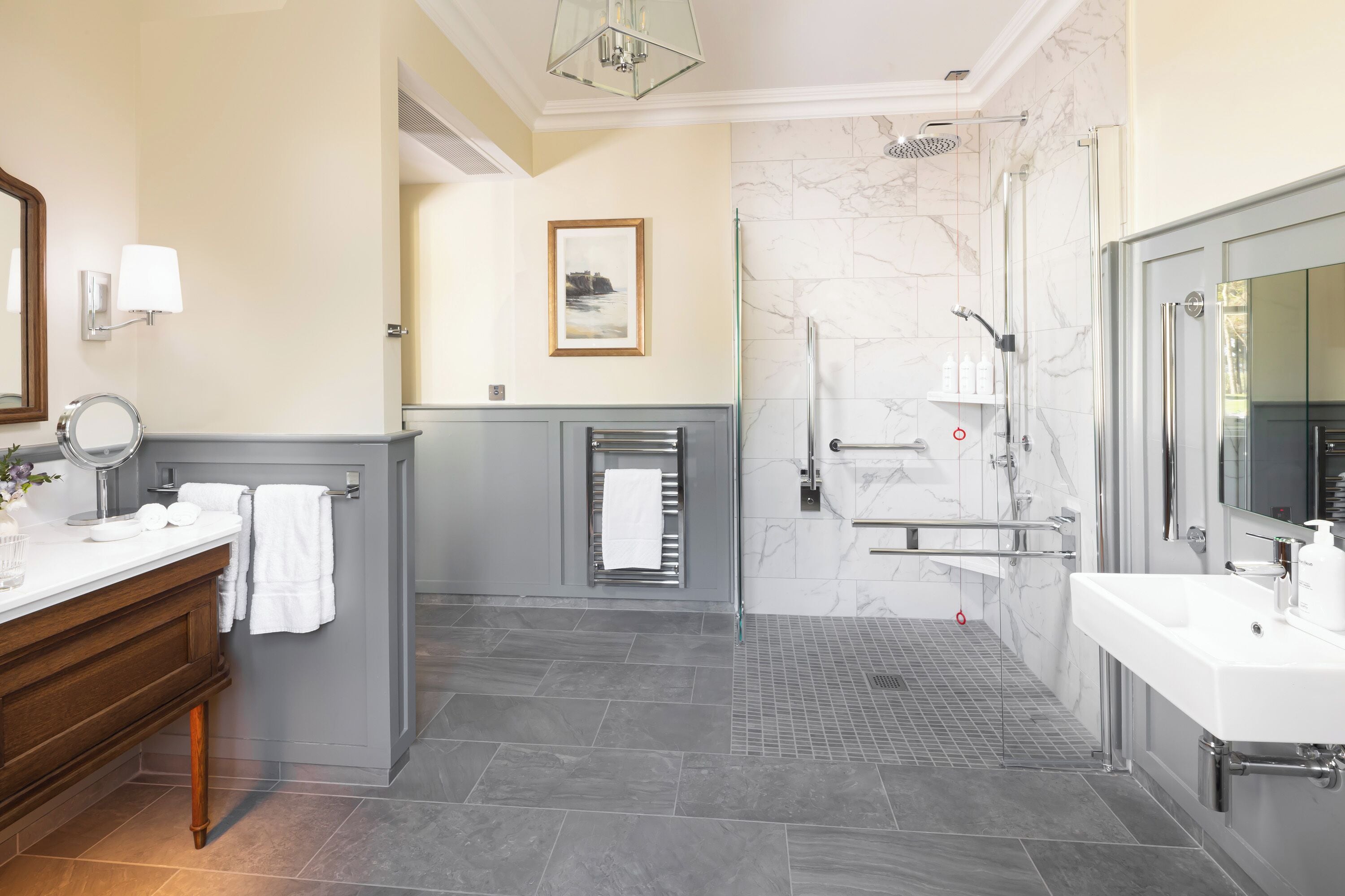 Un bagno moderno con un mobile lavabo, una zona doccia e uno specchio grande.