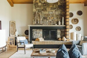 Smart TV, chimenea y estéreo