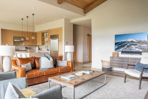 Smart TV, chimenea y estéreo