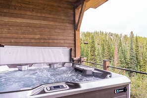 Outdoor spa tub - Big Sky Vacation Rentals: ML Lodgeside 83D (Big Sky)