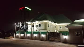 Fachada da propriedade à noite