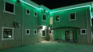 Mặt tiền nơi lưu trú - ban đêm