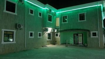 Fachada da propriedade à noite