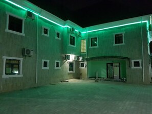 Façade de l’hébergement - soirée/nuit