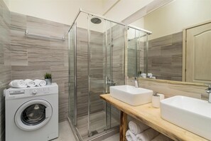 Hårføner, håndklær, såpe og toalettpapir