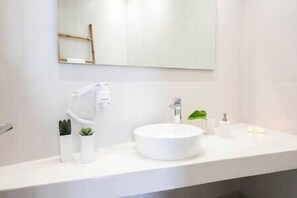 Articles de toilette écologiques, sèche-cheveux, serviettes fournies