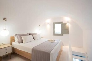 4 bedrooms, desk, iron/ironing board, WiFi