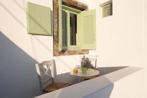 Outdoor dining - White Orchid Studio with Sea and Mountain View (Pyrgos Kallistis)