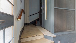 Una escalera con peldaños color beige que conduce a una plataforma.
