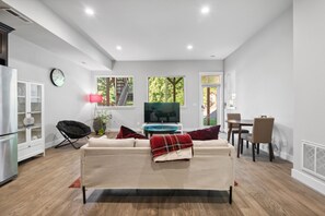 Apartment, 1 Bedroom | Living area | Smart TV, streaming services