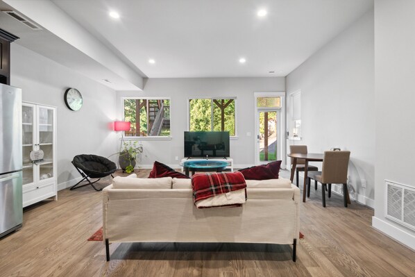 Apartment, 1 Bedroom | Living area