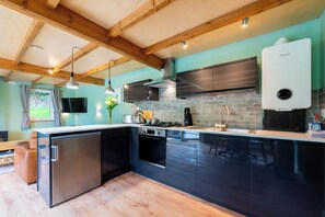 Fridge, oven, stovetop, electric kettle - Beautifully Appointed Chalet Ideally located 5 min walk from beach & town centre (Bude)